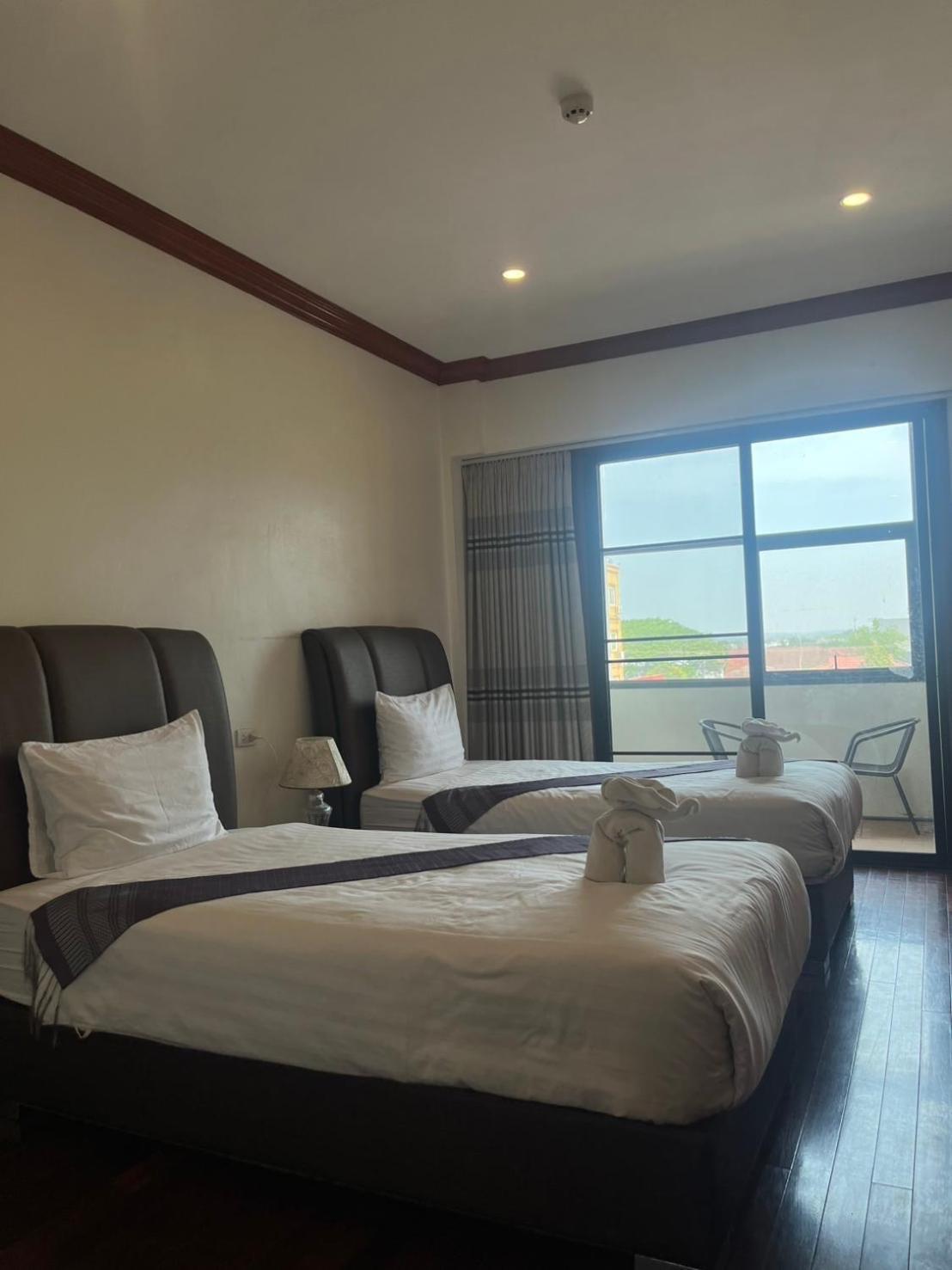פקסה Nakhone Champa Hotel מראה חיצוני תמונה